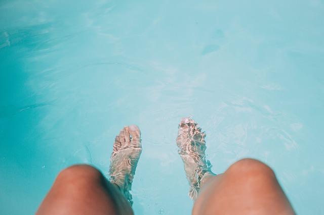 Picture of feet in water